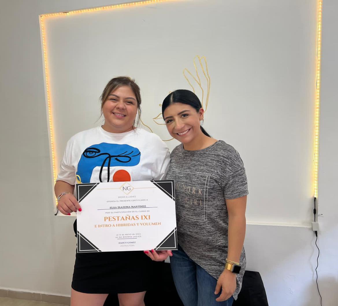 Nancy Gómez junto a una alumna certificada de NG Brows & Lashes